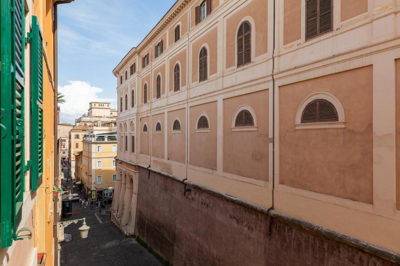 Iflat Lovely In Trevi Fons Trevi II — Photos 1